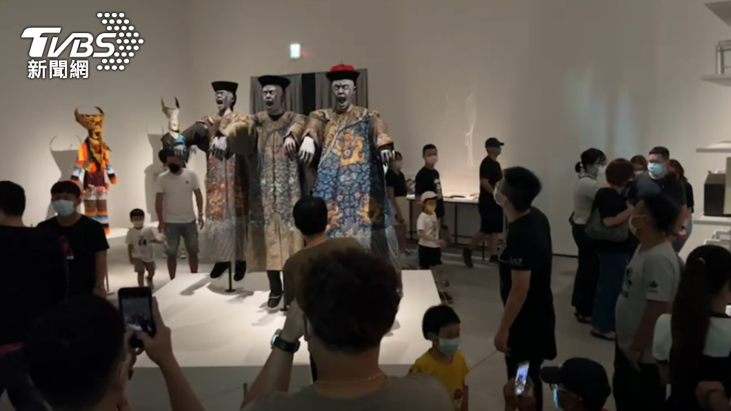 是P圖!開展第2天「殭屍被推倒」 南美館:不排除提告