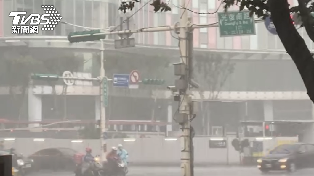 艾利颱風生成!雙颱左右包夾全台 猛烈雨彈連轟6天
