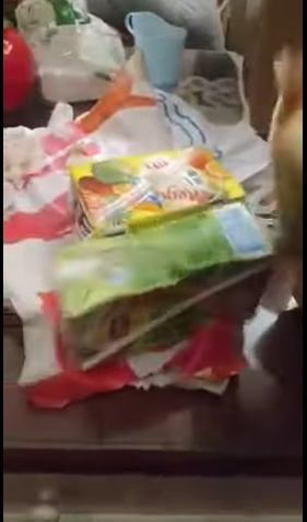 賣家送的鋁箔包飲料被壓破。（圖／翻攝自爆怨公社） 