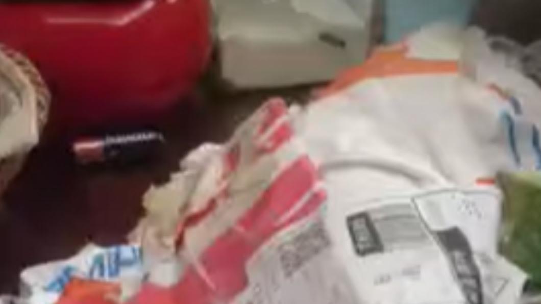 驚喜變驚嚇!網購賣家送神秘小禮 她一開超火大:黏又臭