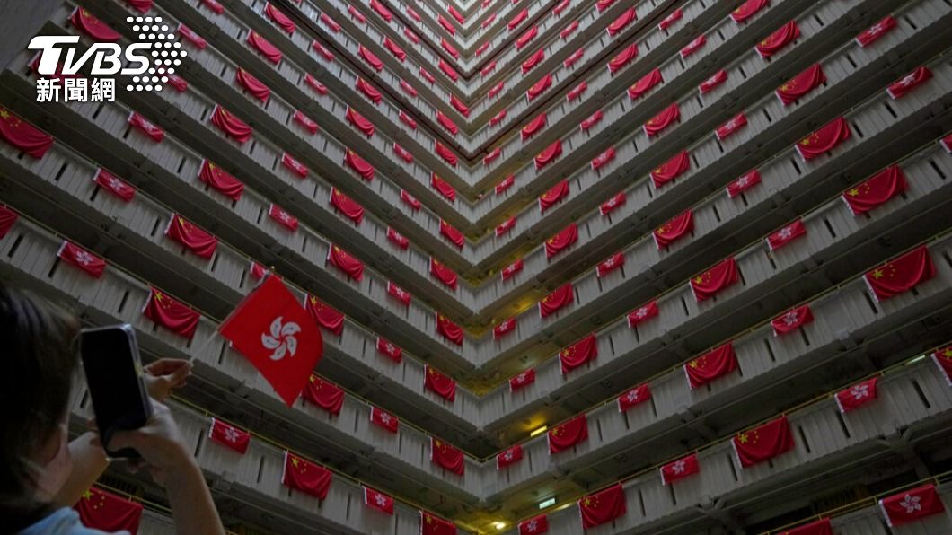 掛滿五星旗與特區旗幟的香港社區。（圖/達志影像美聯社）