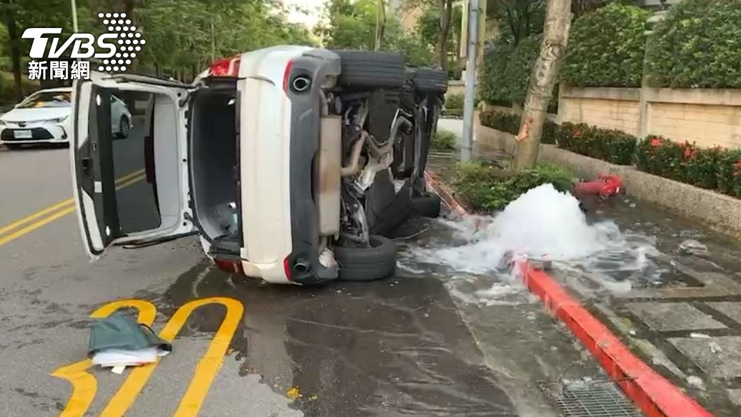 信義區豪宅外驚天巨響!BMW休旅車撞爆消防栓 水柱狂噴