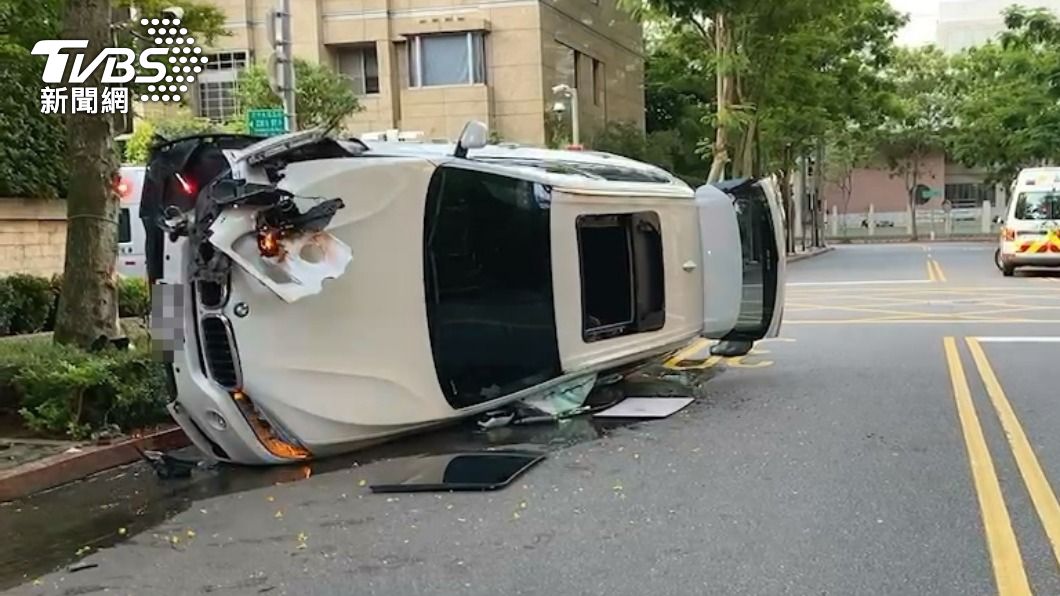 休旅車側翻。(圖/TVBS)