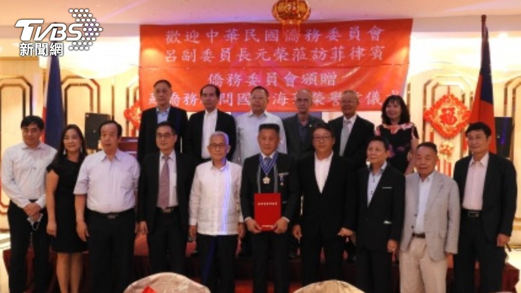 僑務顧問蘇國芳熱心公益　獲海華榮譽章