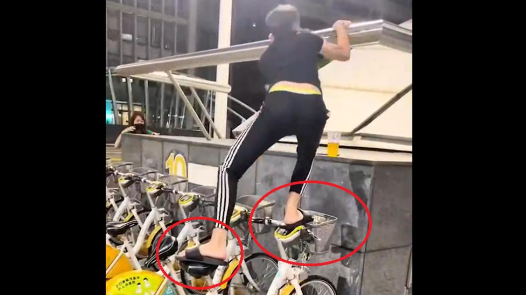 醉演猴戲?男女踩YouBike爬捷運站熱舞 網友撻伐、警開罰