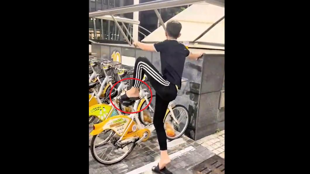 男子行徑十分危險。(圖/翻攝自爆廢公社)