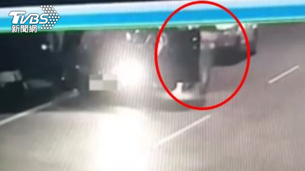不顧孕婦還在車內,開槍後將車搶走。(圖/TVBS)