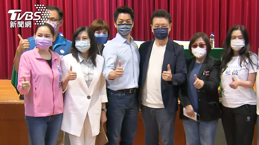 藍委蔣萬安(中)今天和趙少康合體同匡。(圖/TVBS)