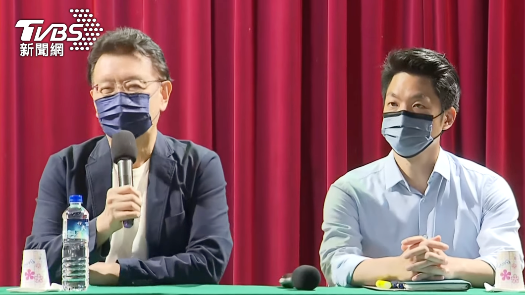國民黨台北市長參選人蔣萬安(右)與中廣董事長趙少康(左)同匡。(圖/TVBS)