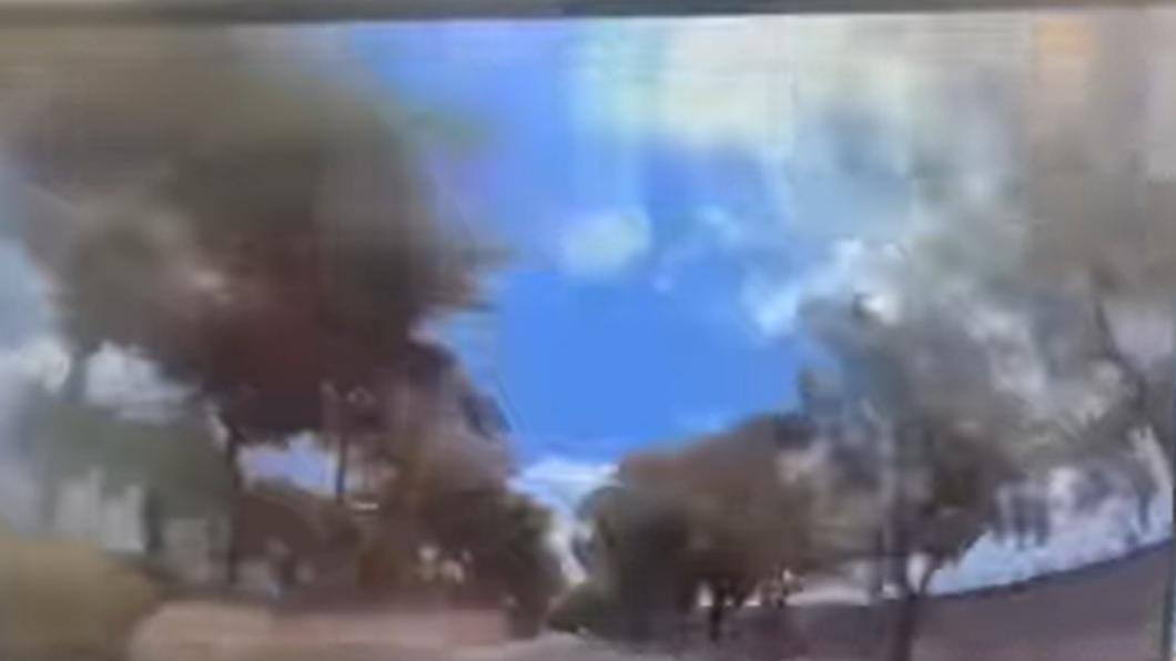 閻男行車紀錄器畫面慢慢出現整片天空，其疑似翹孤輪而喪命。（圖／翻攝自記者爆料網）