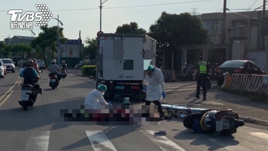 魂斷上班路!工人騎車遭右轉貨車攔腰撞 噴飛重摔死亡
