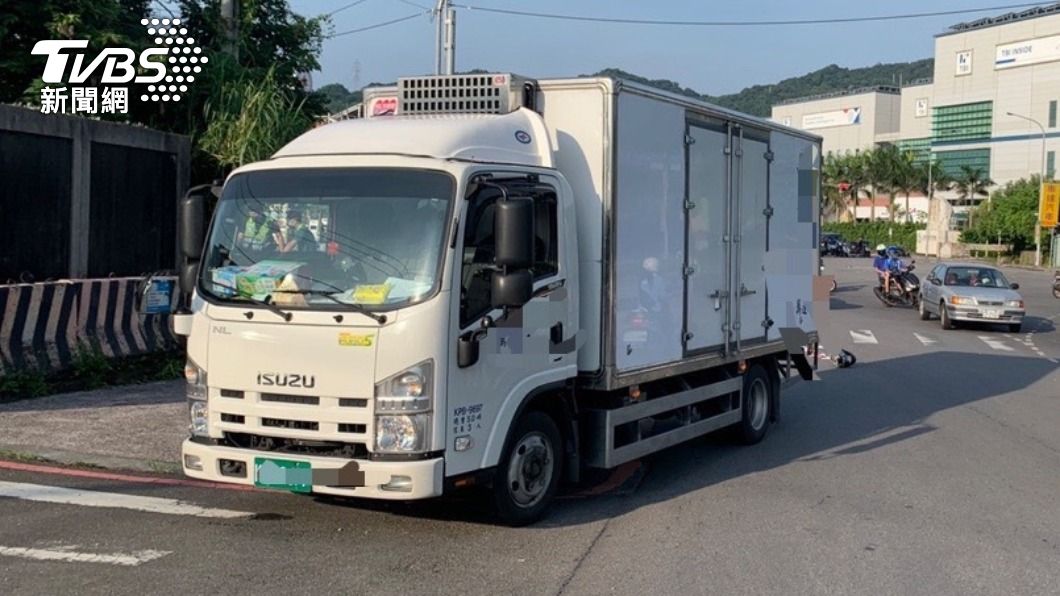 物流小貨車司機供稱，當時右轉有先看後方來車。（圖／TVBS）