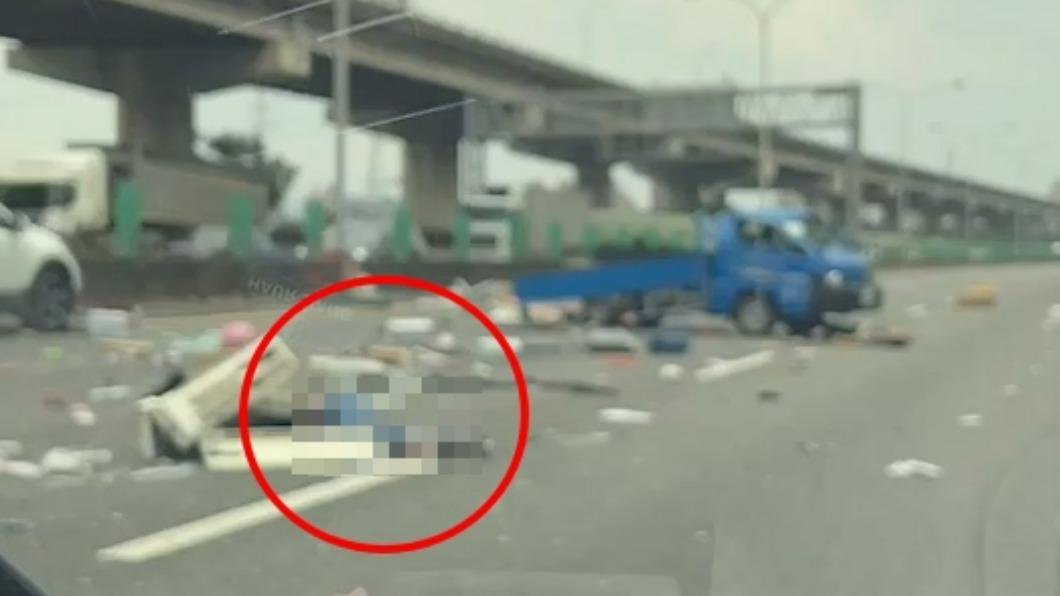 國1北上三重路段嚴重車禍!小貨車撞毀「傷者摔飛躺車道中央」