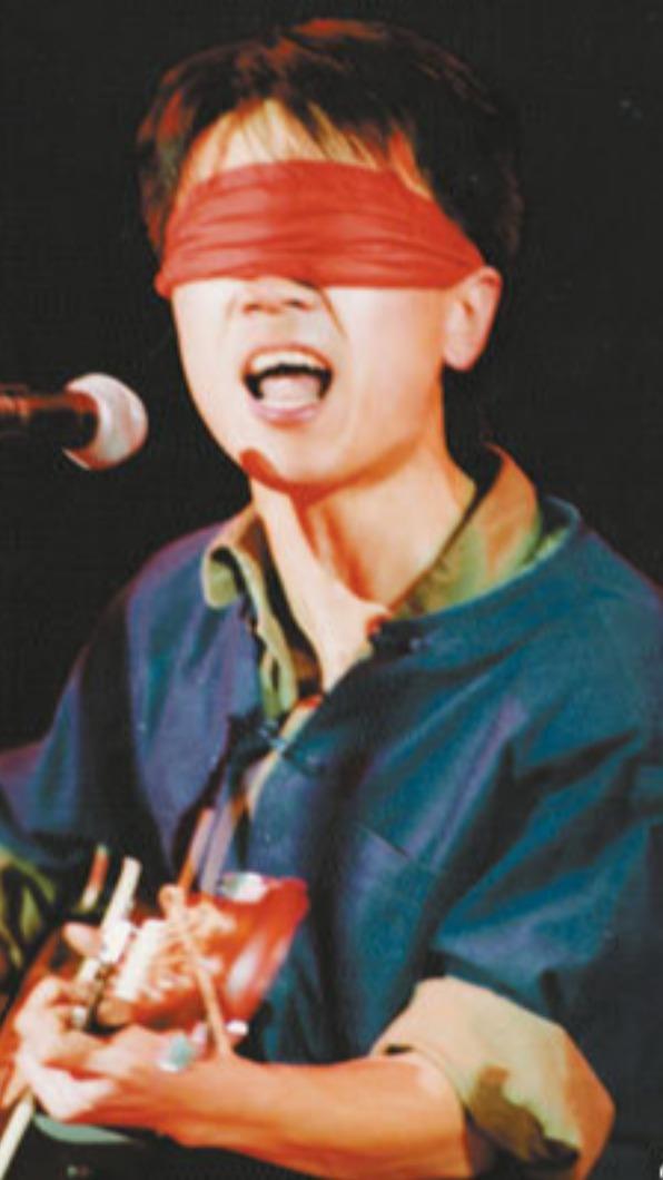 紅布矇眼演出是崔健年輕時的招牌特色。(圖/翻攝自52崔健微博)