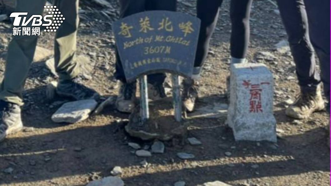 比中指拿「奇萊北峰標示牌」拍照遭撻伐 男喊冤「不是我拔的」