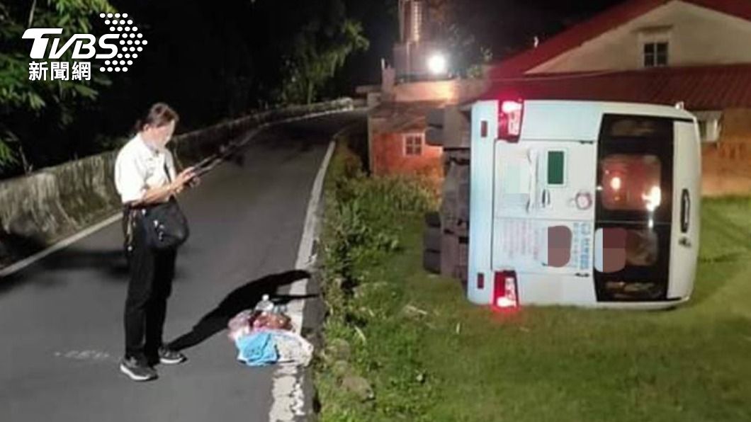 公車想下班?女駕駛上坡操作不當 倒退嚕側翻車躺草皮