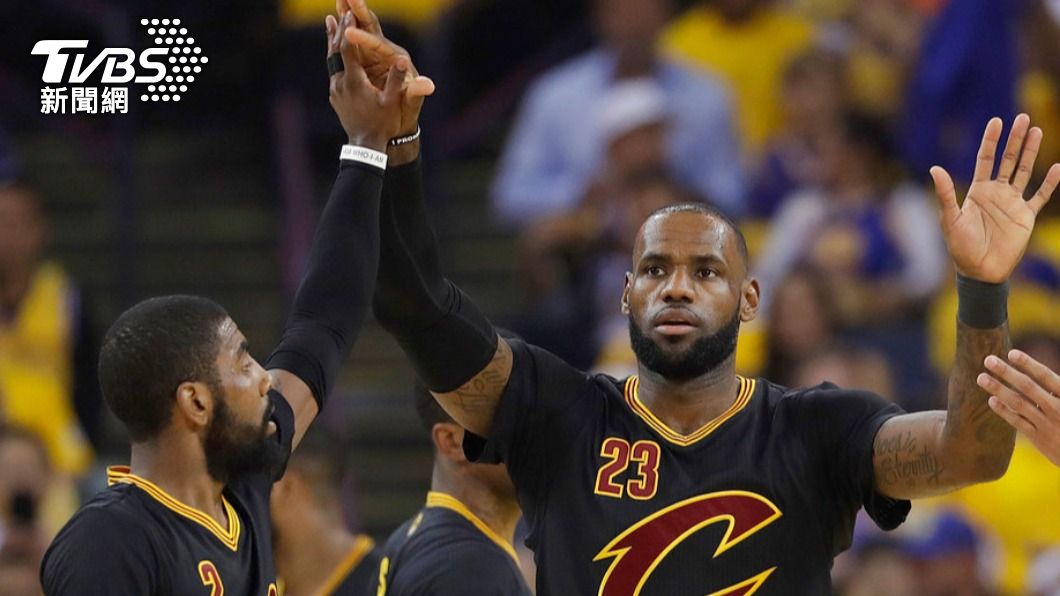 厄文(Kyrie Irving)與詹姆斯(LeBron James)過去曾在騎士當過三年隊友,是聯盟最強大的雙人組合之一。(圖/達志影像美聯社)