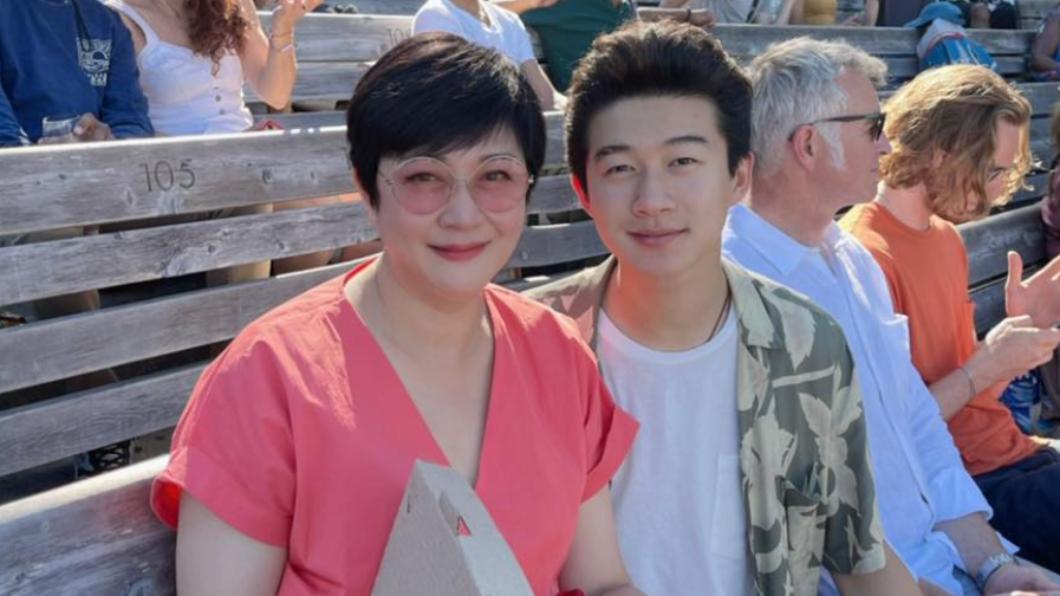 崔佩儀與兒子團員,開心合照。(圖/翻攝自崔佩儀臉書)