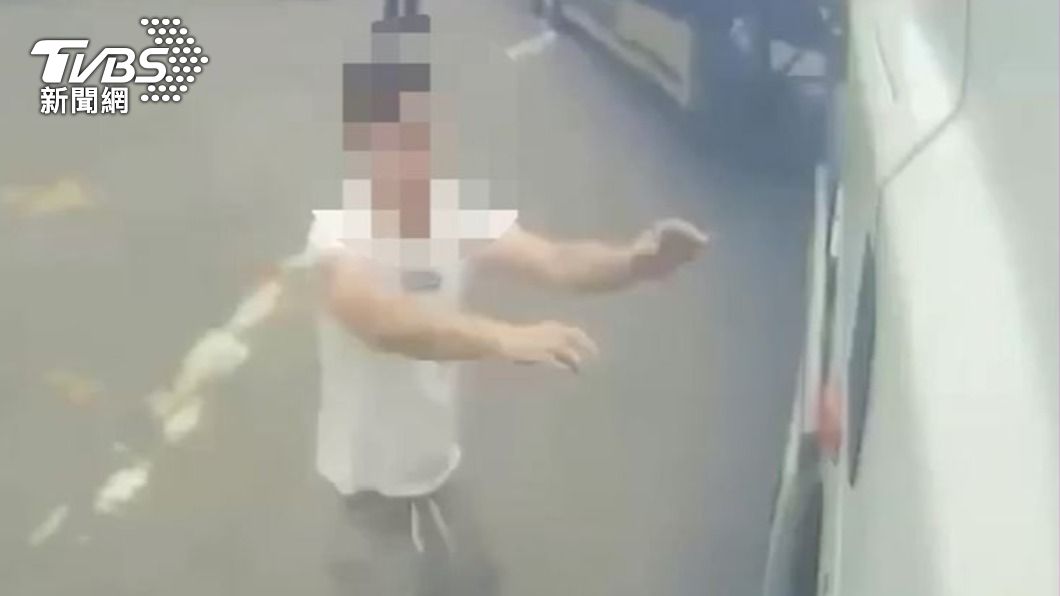 貨櫃車司機疑似不滿被按喇叭,強行開啟聯結車車門理論。(圖/TVBS)