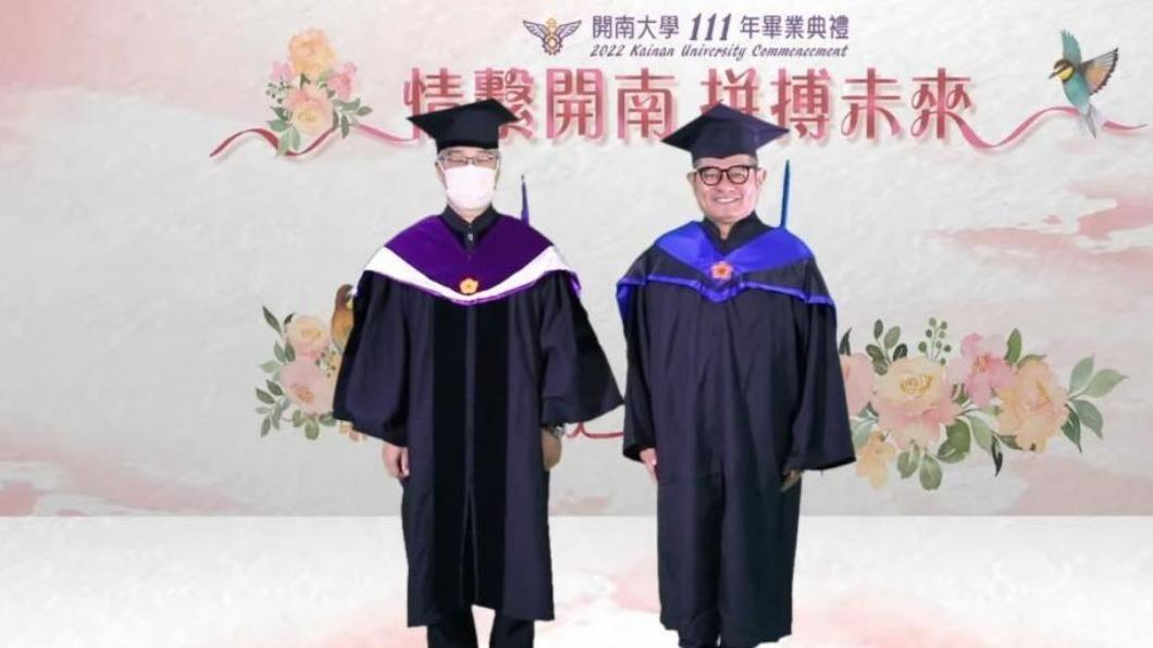 許效舜(圖右)為寫論文,特別請基隆里長幫他找30名學生來上課當成研究對象。(圖/翻攝自許效舜臉書)