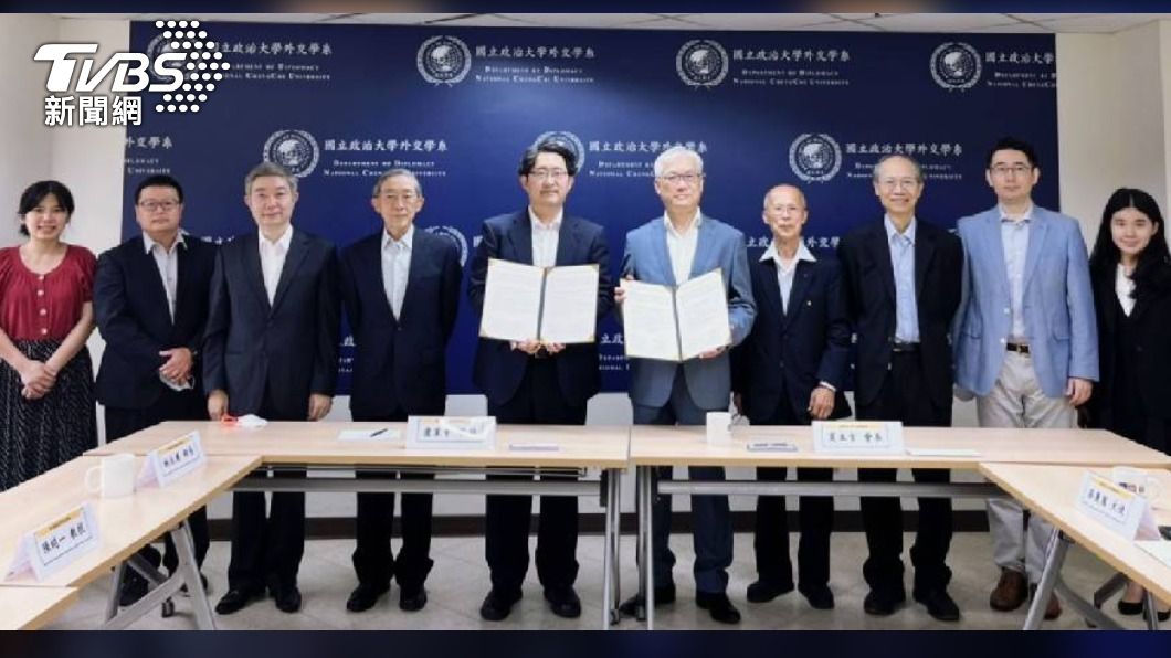 對外關係協會今(27)日與政治大學校本部簽訂合作意向書,合作設置「歐鴻鍊講座」。(圖/對外關係協會提供)