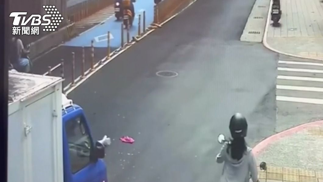 貨車左側車頭與機車發生碰撞。(圖/TVBS)