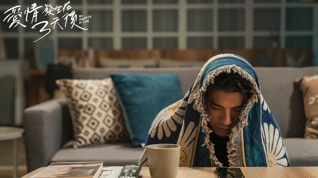林哲熹試鏡後因為心情沮喪,便用毯子套在自己頭上的橋段成收視高點。(圖/八大提供)