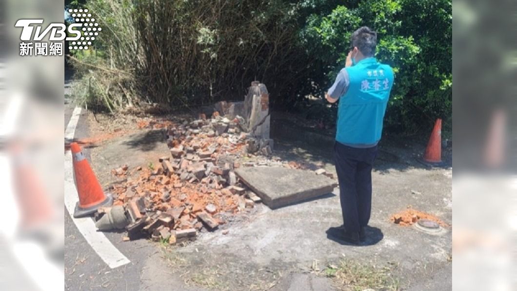 桃園百年貝殼土地公廟遭撞毀 居民要求原地重建