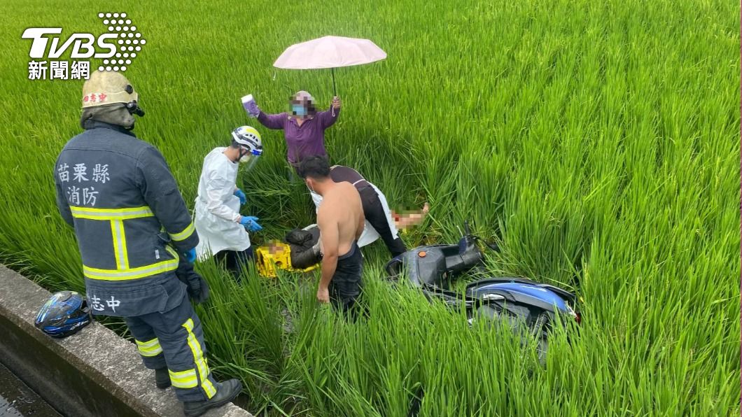 西濱施工傳車禍！小貨車、機車擦撞　騎士連人帶車摔進田