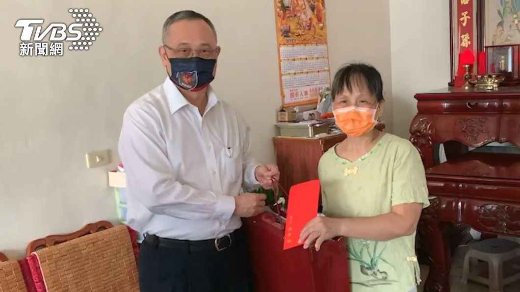 陳家欽送上禮盒要李媽媽多多照顧自己。(圖/TVBS)