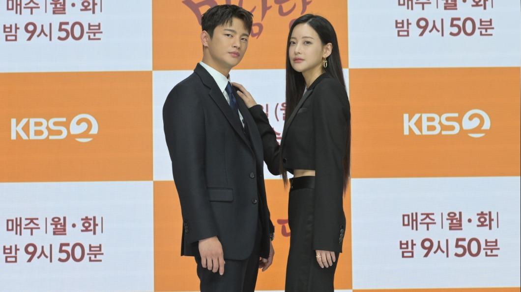 徐仁國(左)、吳漣序主演Netflix《美男堂》。(圖/Netflix提供)