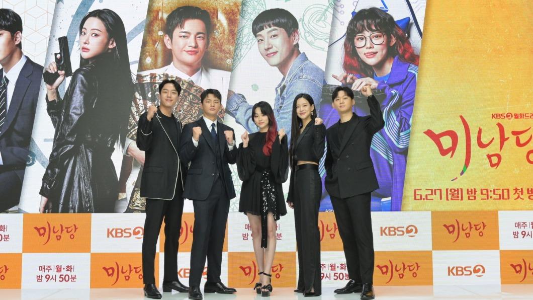 左起郭時暘、徐仁國、康美那、吳漣序、權洙賢出席記者會。(圖/Netflix提供)