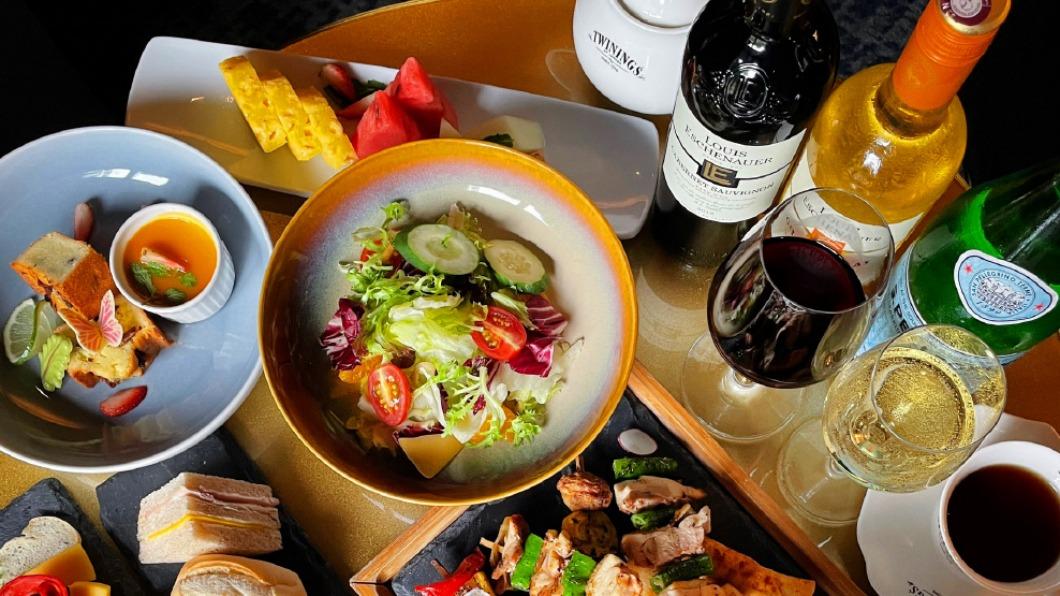 Happy Hour時段提供各式飲品與輕食。（圖／慕軒酒店提供）