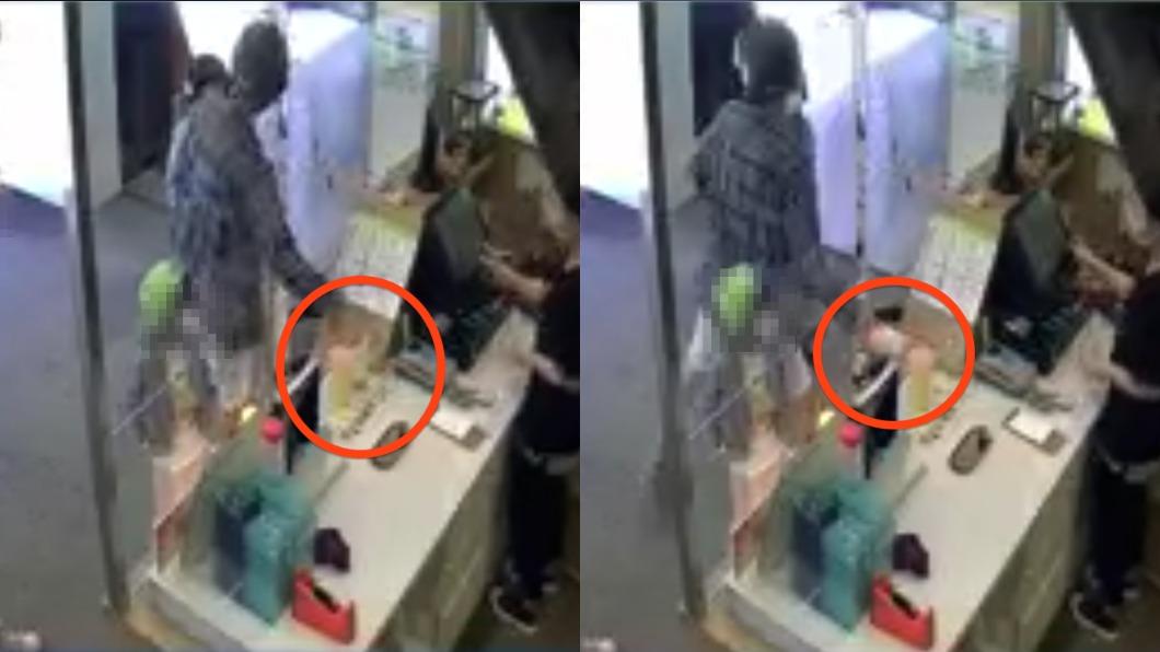 男子將做錯的飲料砸向馬路。（圖／翻攝自南投人聊天室臉書社團）