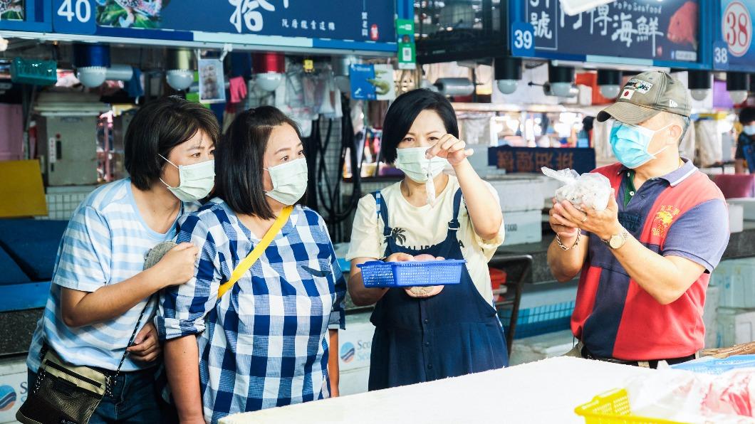 嚴藝文（左起）、鍾欣凌和楊貴媚出外景。（圖／桂田文化藝術基金會提供）
