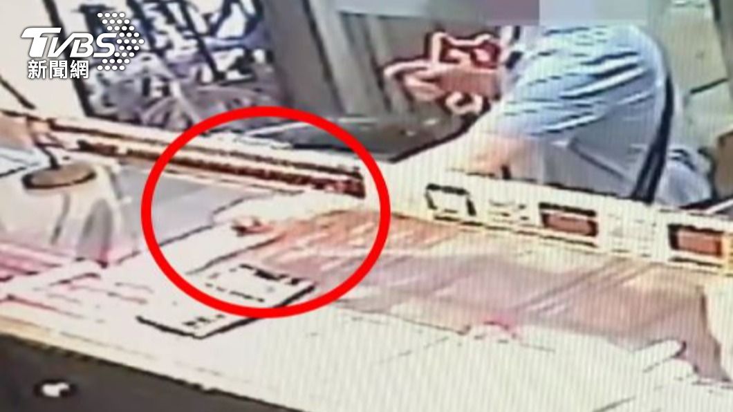 趁店家不注意行搶得逞。(圖/TVBS)