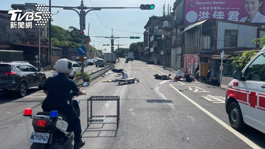 2輛機車追撞，警消到場搶救。（圖／TVBS）