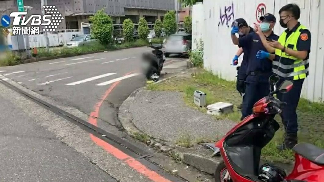 轄區警方趕抵現場。（圖／TVBS）