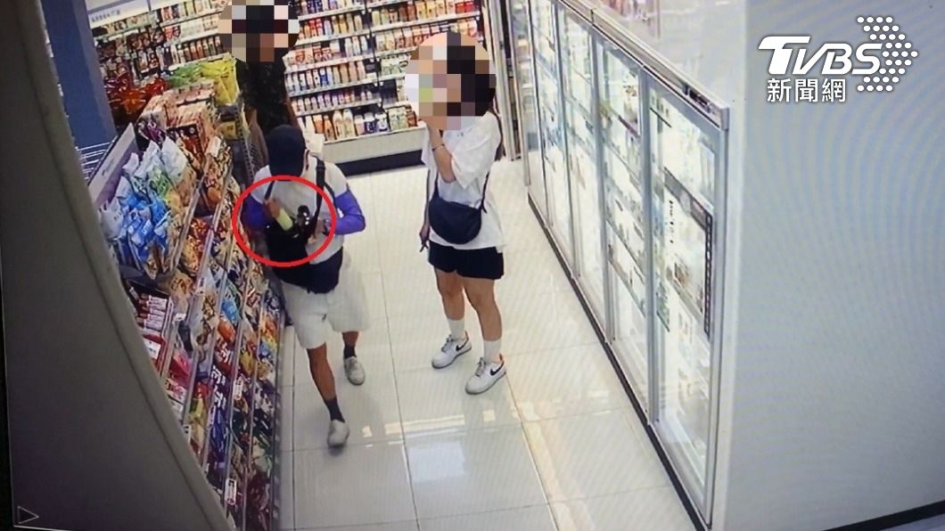 離開時又多偷2罐飲料。（圖／TVBS）