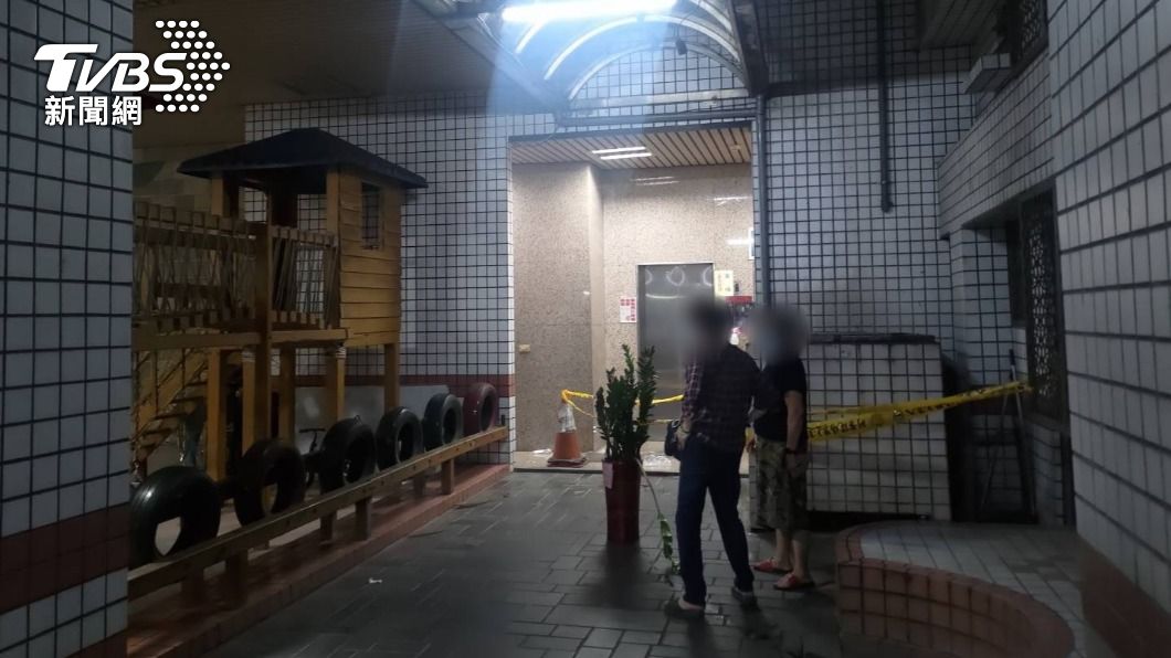 爬窗修繕陽台　老翁從4樓墜社區中庭「頭部重創亡」