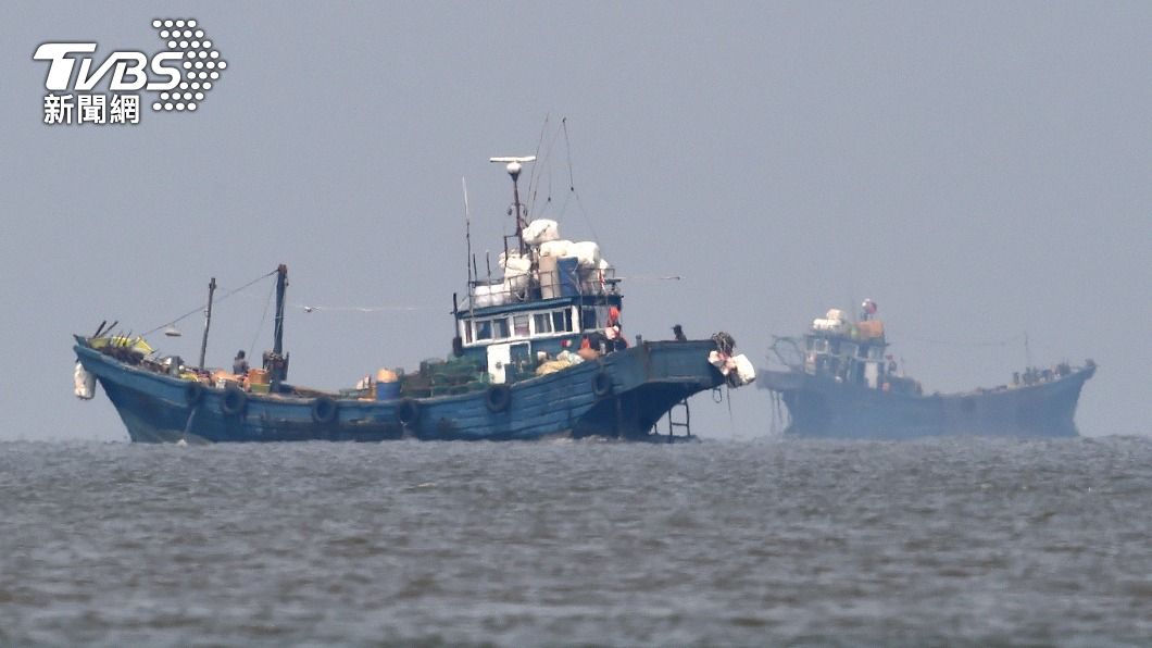 南韓海警日前拍下中國大陸漁船越界捕撈的畫面。（圖／達志影像美聯社）