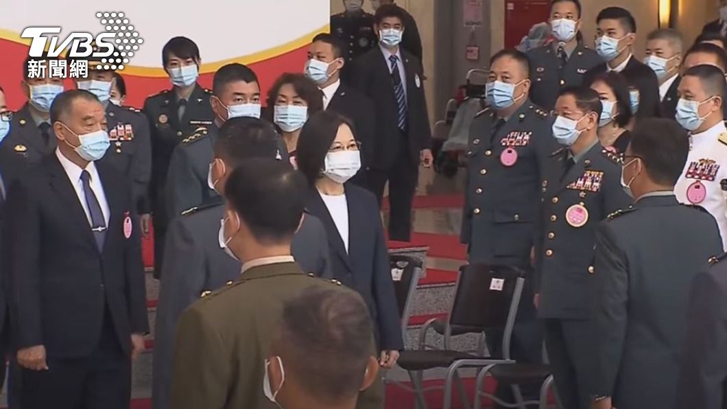 蔡英文致詞後,走下台一一與晉陞將官及與會家屬慰勉致意。(圖/國防部提供)