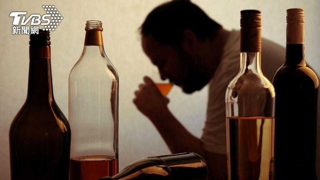 「酒精利尿」主要是排除體內的水分，若是鈉離子滯留於體內可能繼續造成水腫。（示意圖，非當事人／shutterstock達志影像）