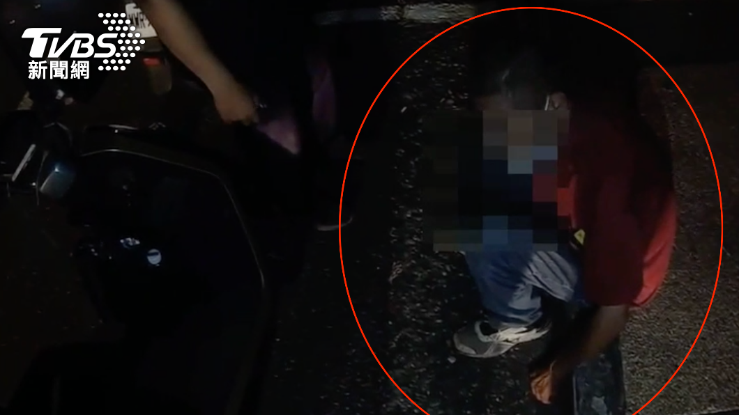 陳男晚上酒駕電動車遭攔下。(圖/TVBS)