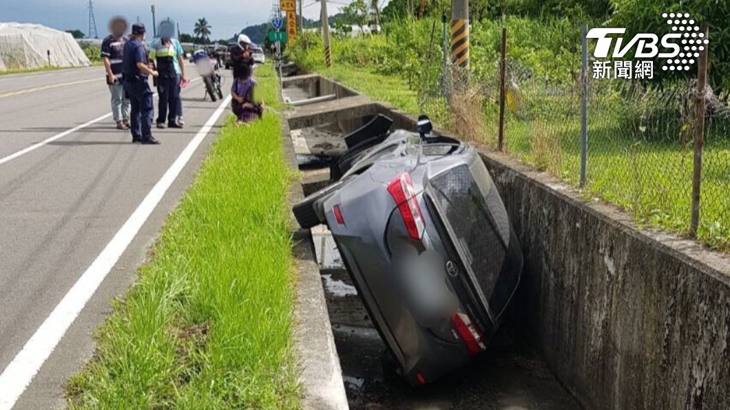 累了嗎？阿北偕妻自駕出遊　車側翻掉入農地「洗溝」