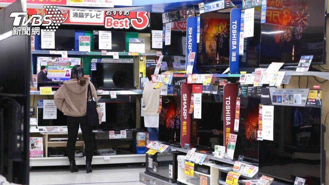 為了配合政府節能措施,賣場展出的電視全都是一片黑屏。(圖/達志影像美聯社)