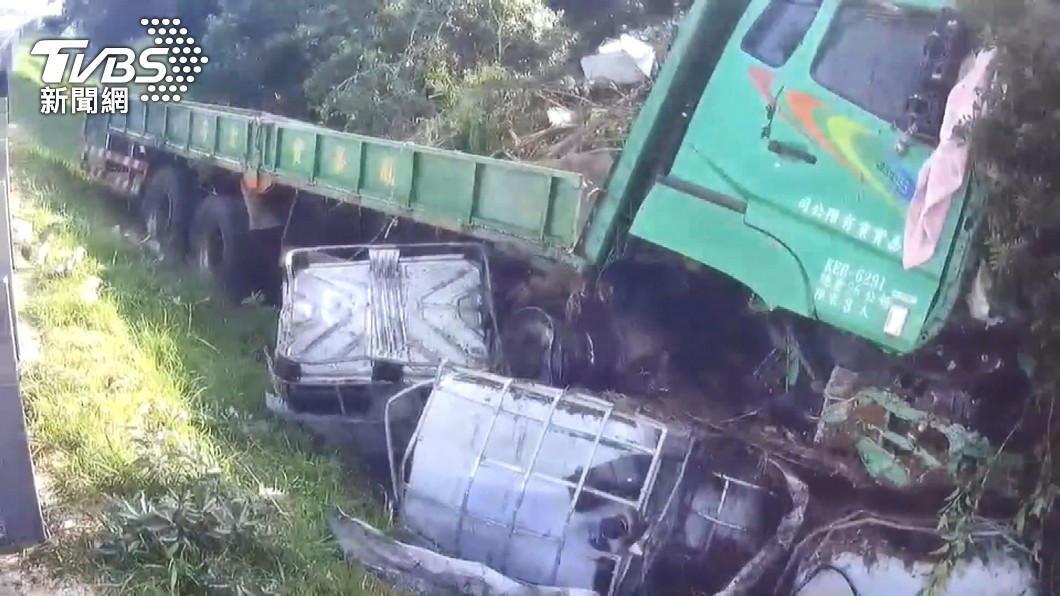 突爆胎!貨車載毒重金屬重捕劑 摔15米邊坡