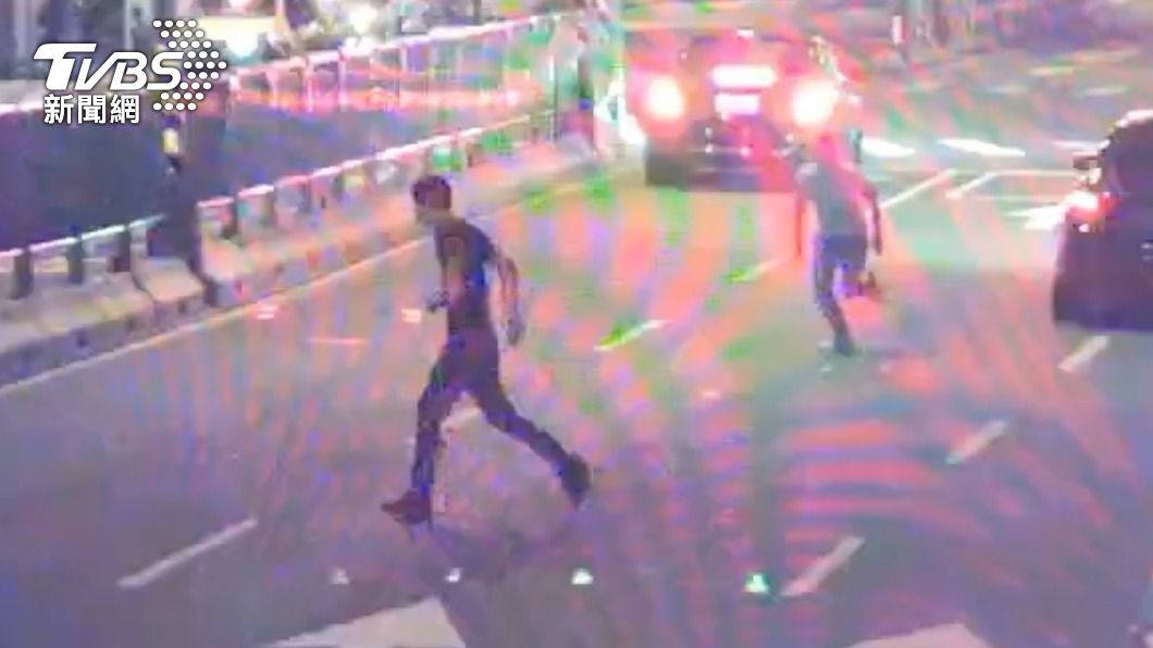 被害人在大街上被追逐毆打。(圖/TVBS)