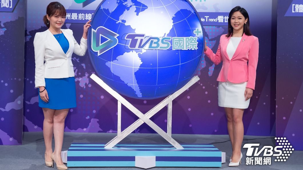 王馨儀(右)、陳韻雯主持旗下《TVBS國際+》YouTube頻道網路獨播節目《國際+談全球》。(圖/TVBS)