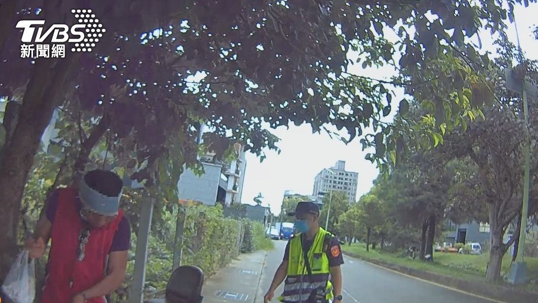員警協助男子返還小狗和物品。(圖/TVBS)